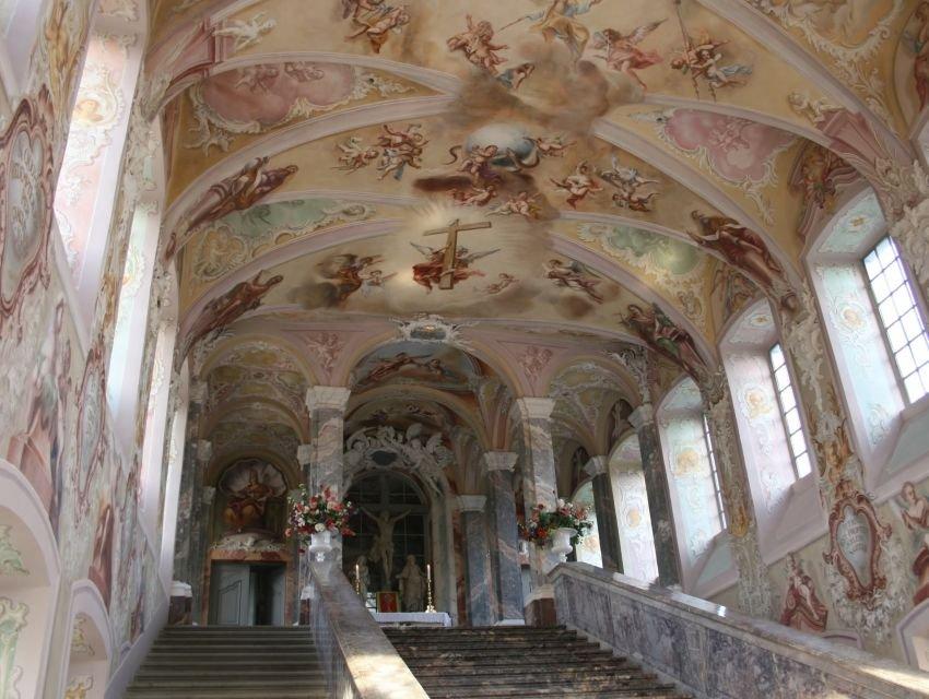 성금요일에 성스러운 계단을 오르는 순례자들