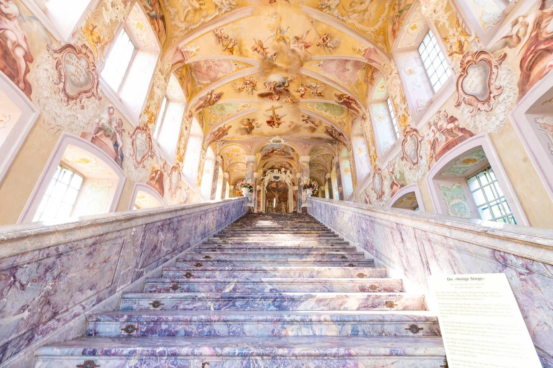 성토요일에 성스러운 계단에서 기도하는 모습