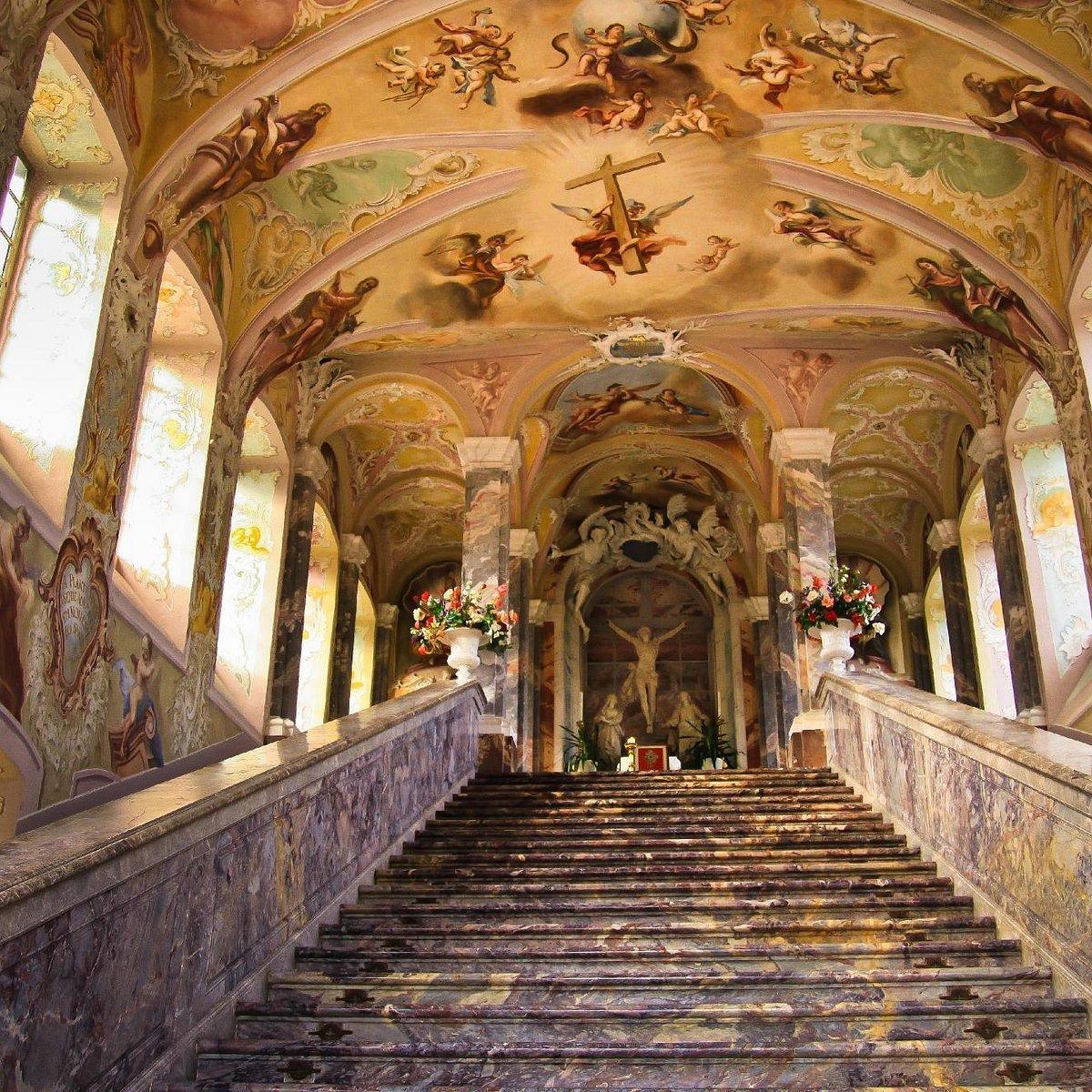 계단 하단에서 올려다보는 전경