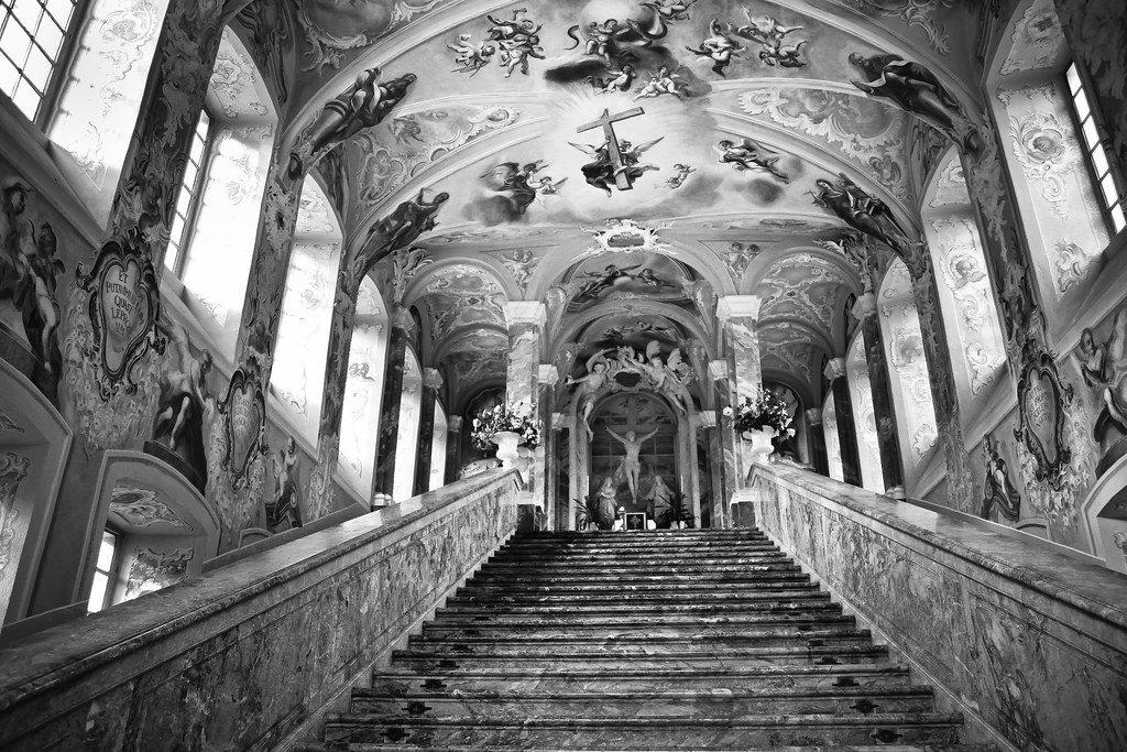 놋쇠 십자가가 박힌 계단