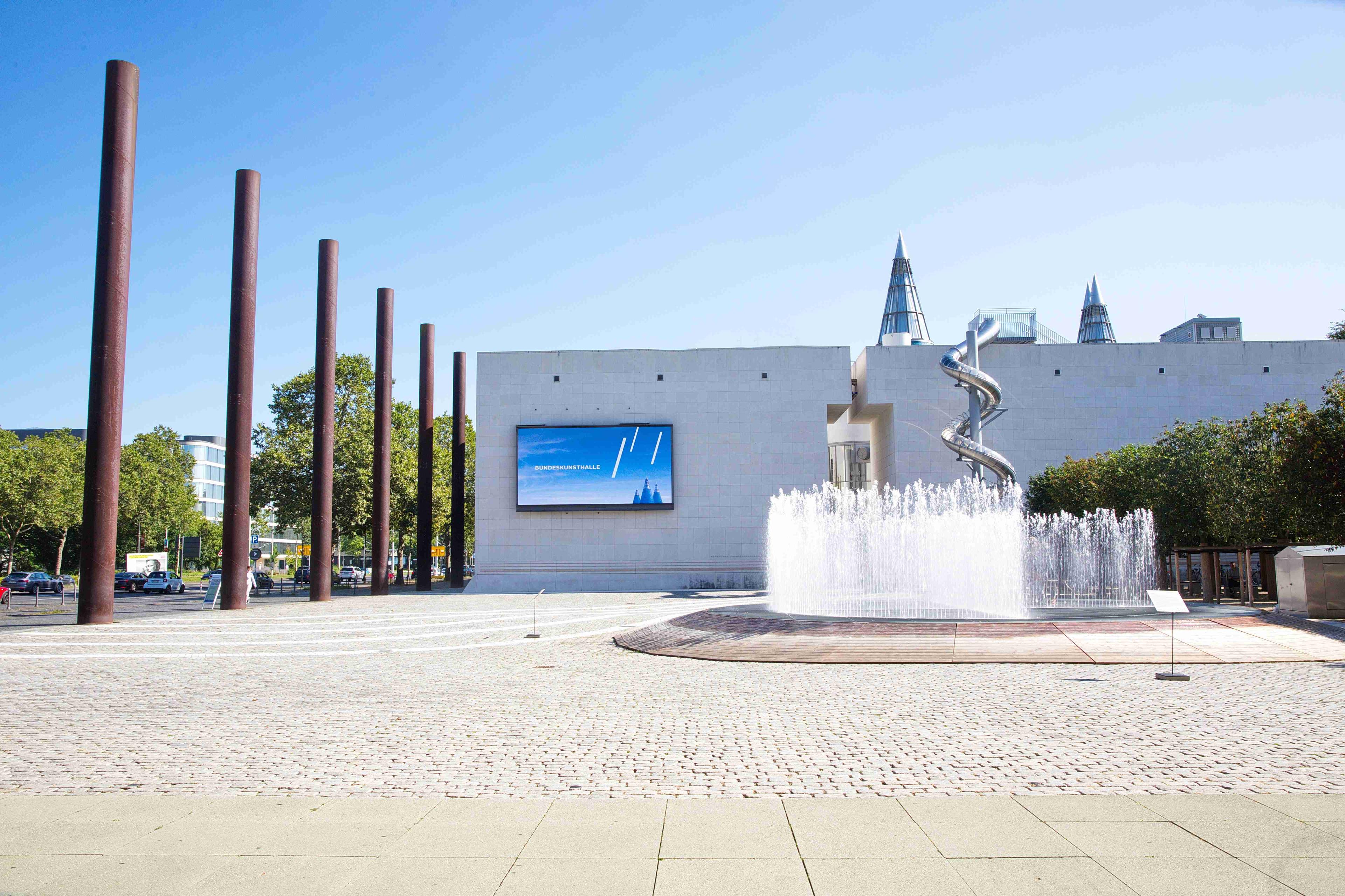 미술관 외부 및 입구 분수대 (Außenbereich und Vorplatz)
