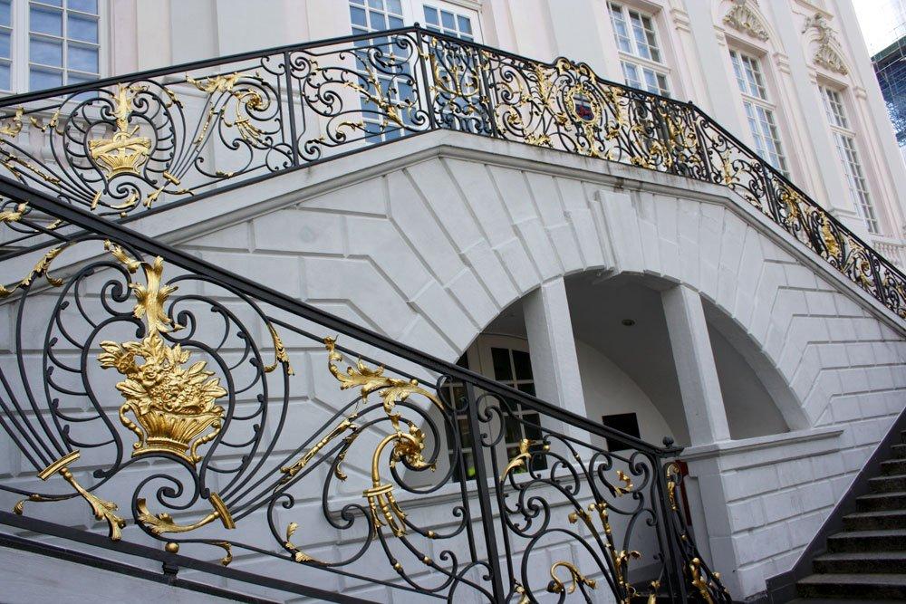 황금 장식 계단