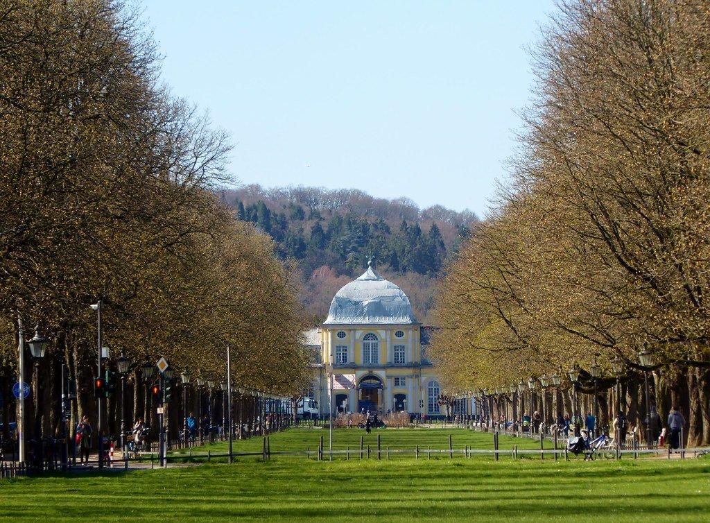 궁전 앞 잔디 광장 (Poppelsdorfer Allee 방향)