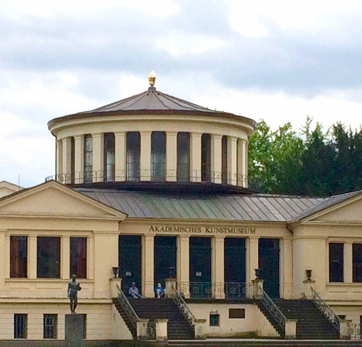 신고전주의 양식의 본관 건물 외관 (Am Hofgarten 21)