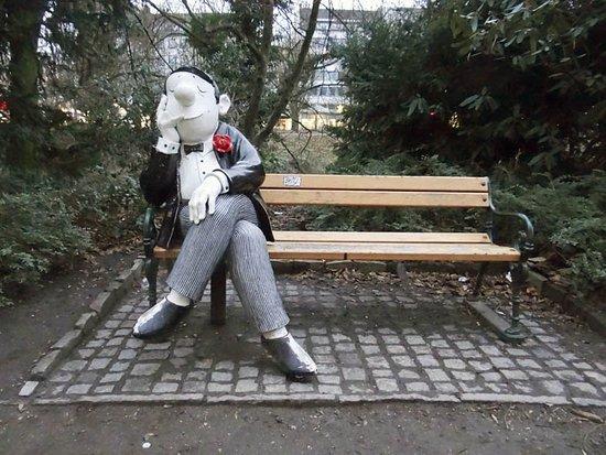 로리엇 옆 벤치