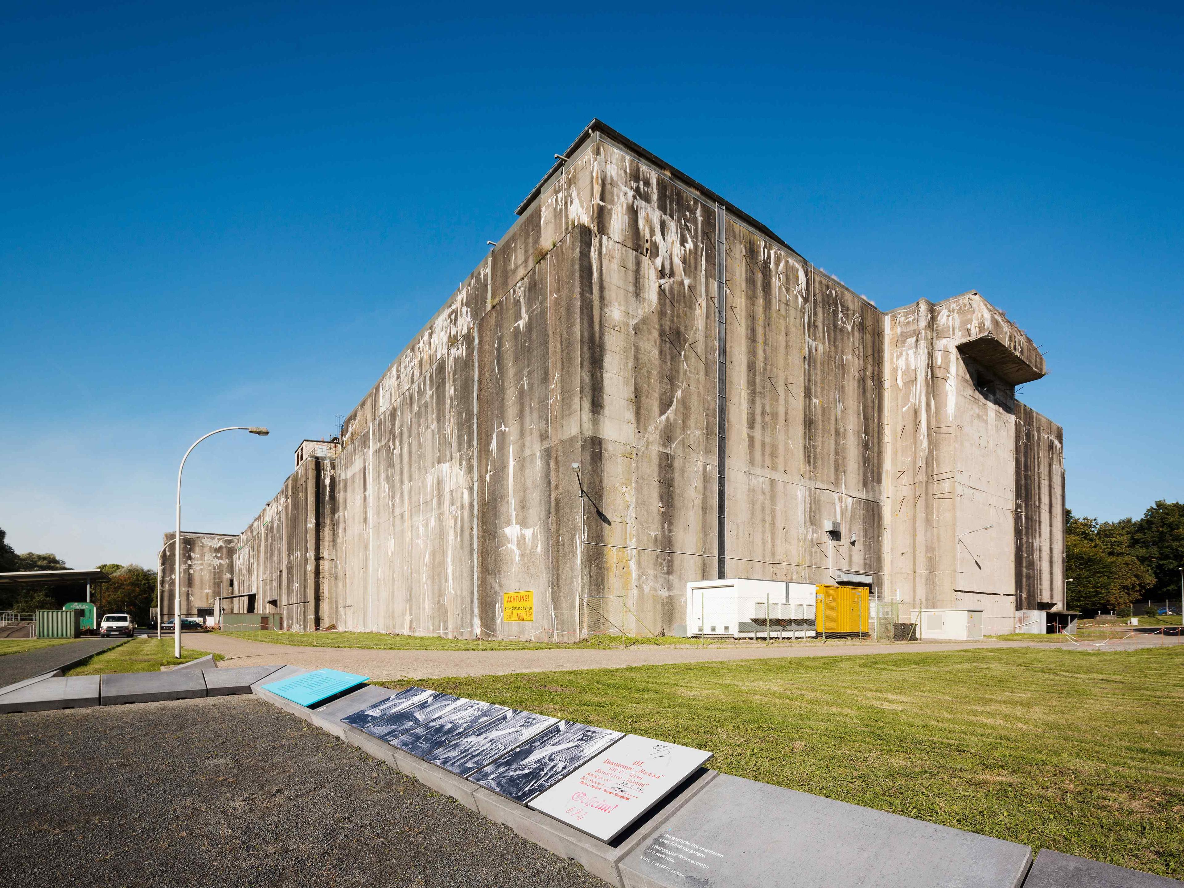 벙커 외부 전경 (특히 입구 쪽)