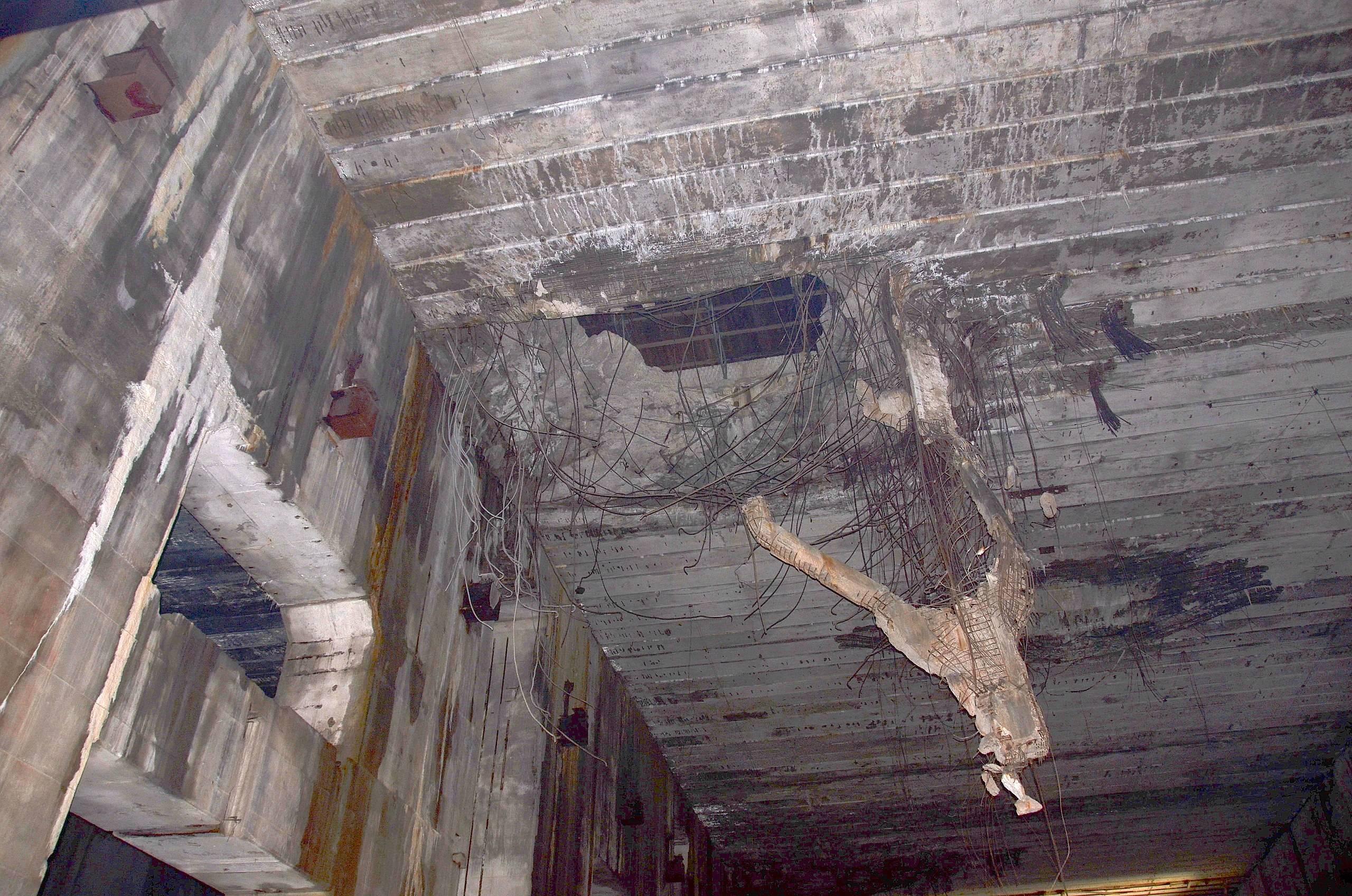 벙커 내부 폭격 흔적 (지붕 관통부)