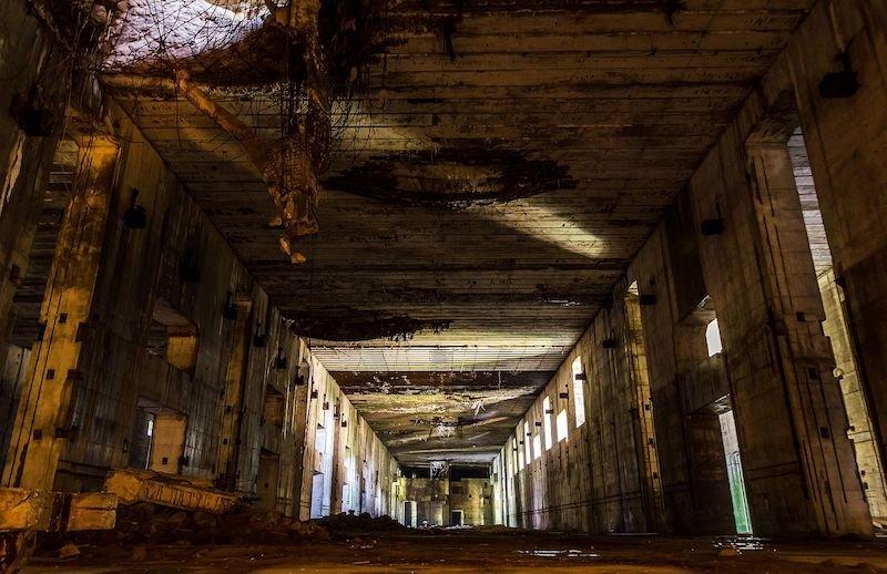 텅 빈 거대한 내부 홀