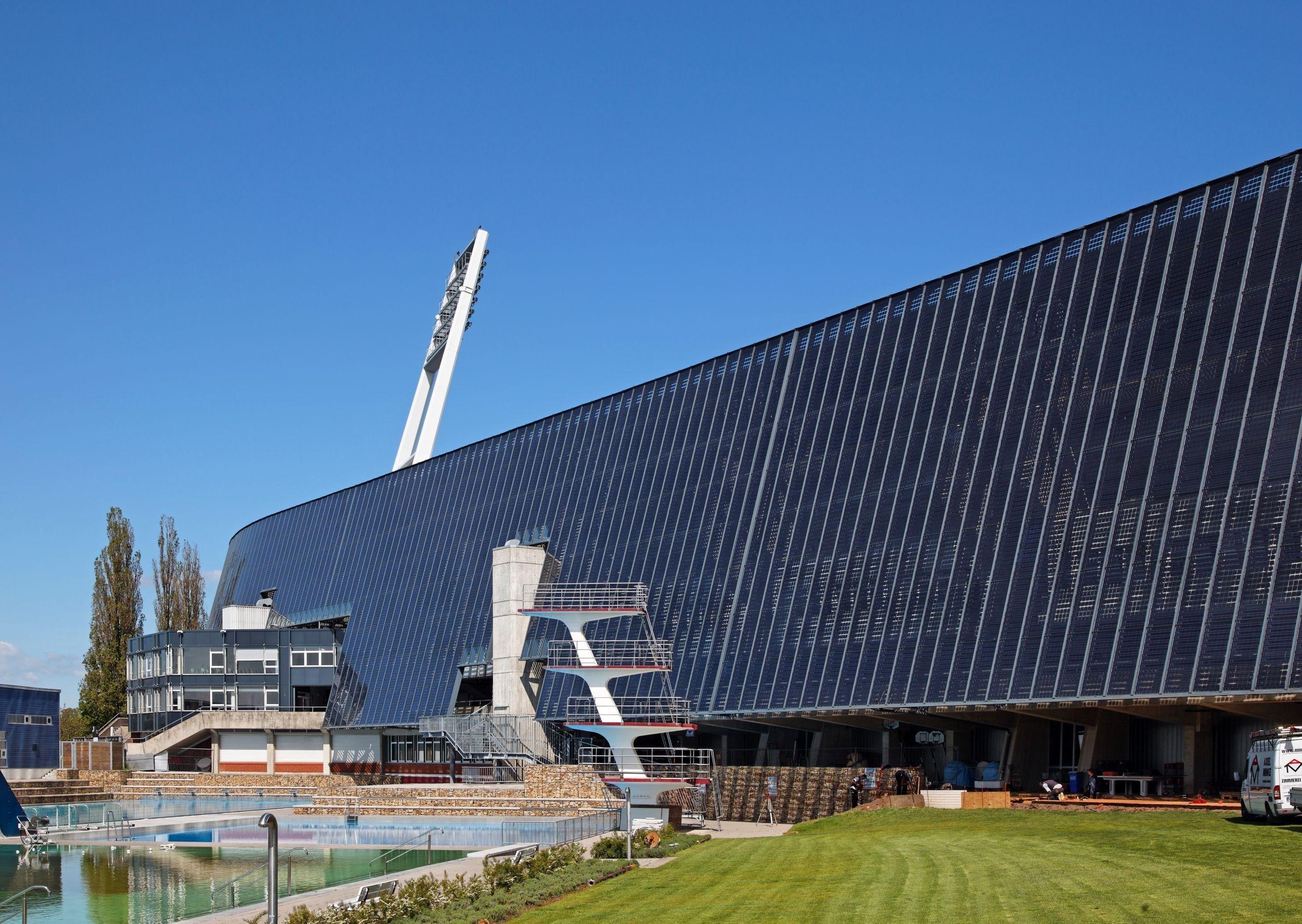 경기장 외부 태양광 패널