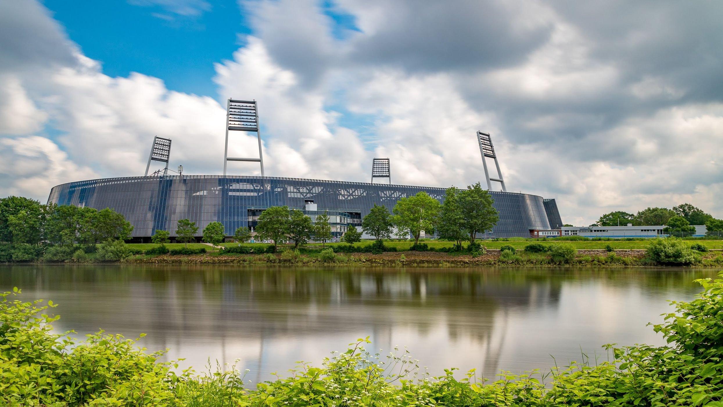 베저강과 어우러진 경기장 전경