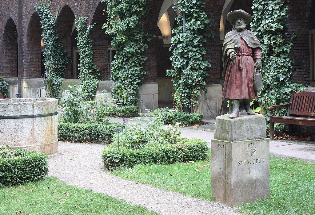 성 야고보 조각상 앞