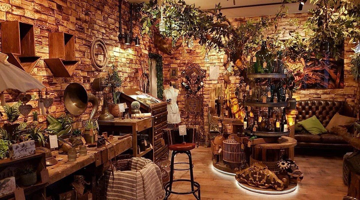 이색적인 전시물 앞