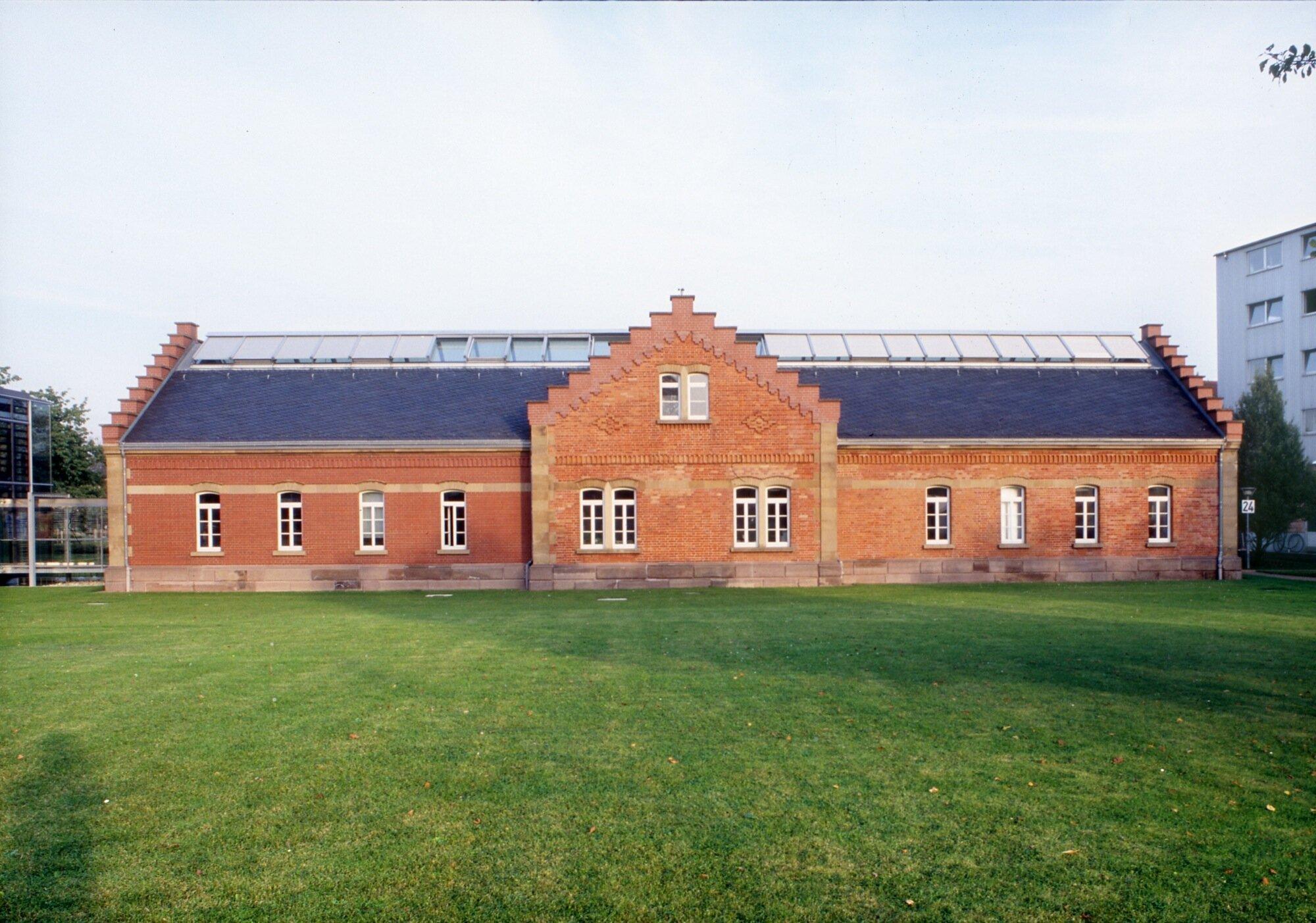 붉은 벽돌의 박물관 건물 외관