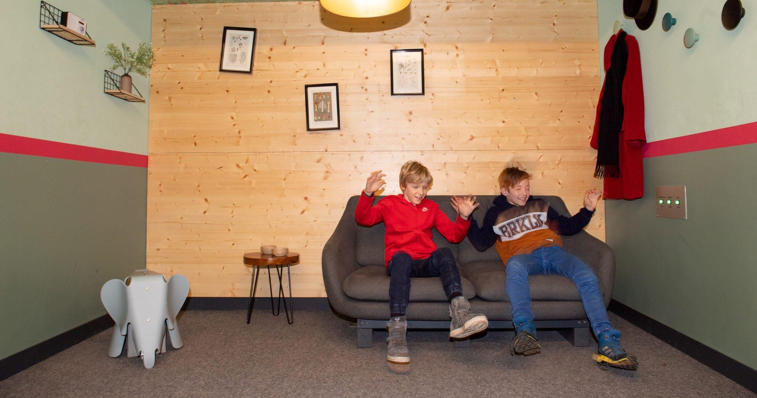 주요 인터랙티브 전시물 앞