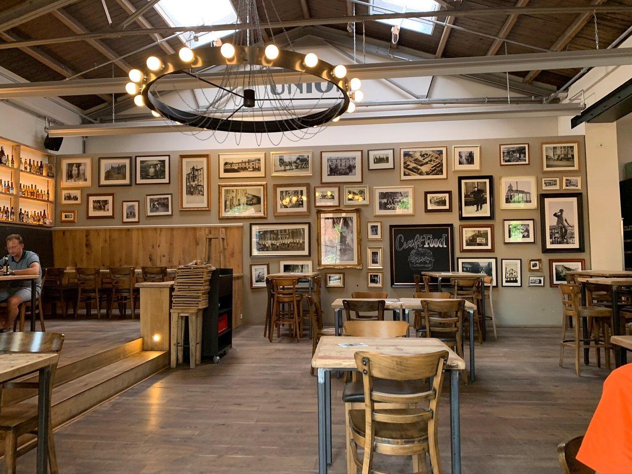 분위기 있는 레스토랑 내부