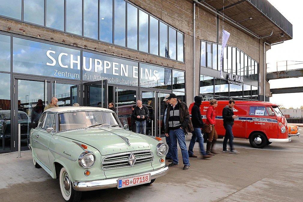 다양한 클래식 자동차 앞