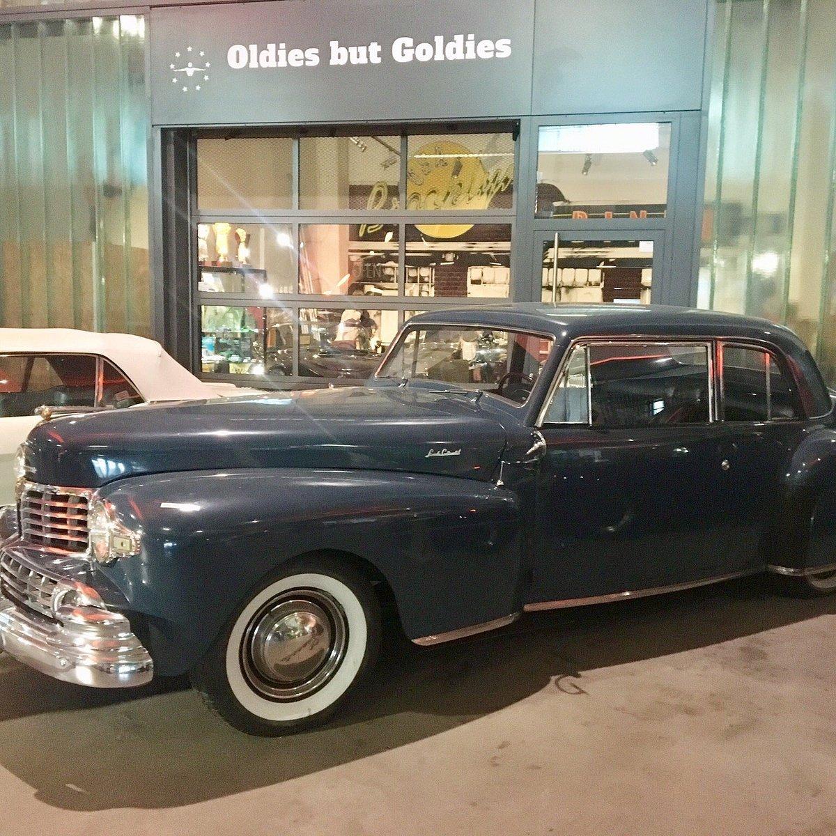 자동차 복원 작업장 유리창 너머