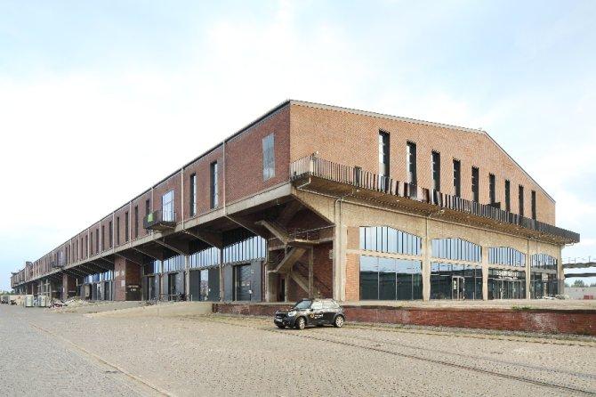 건물 외부 및 내부의 산업적 구조물