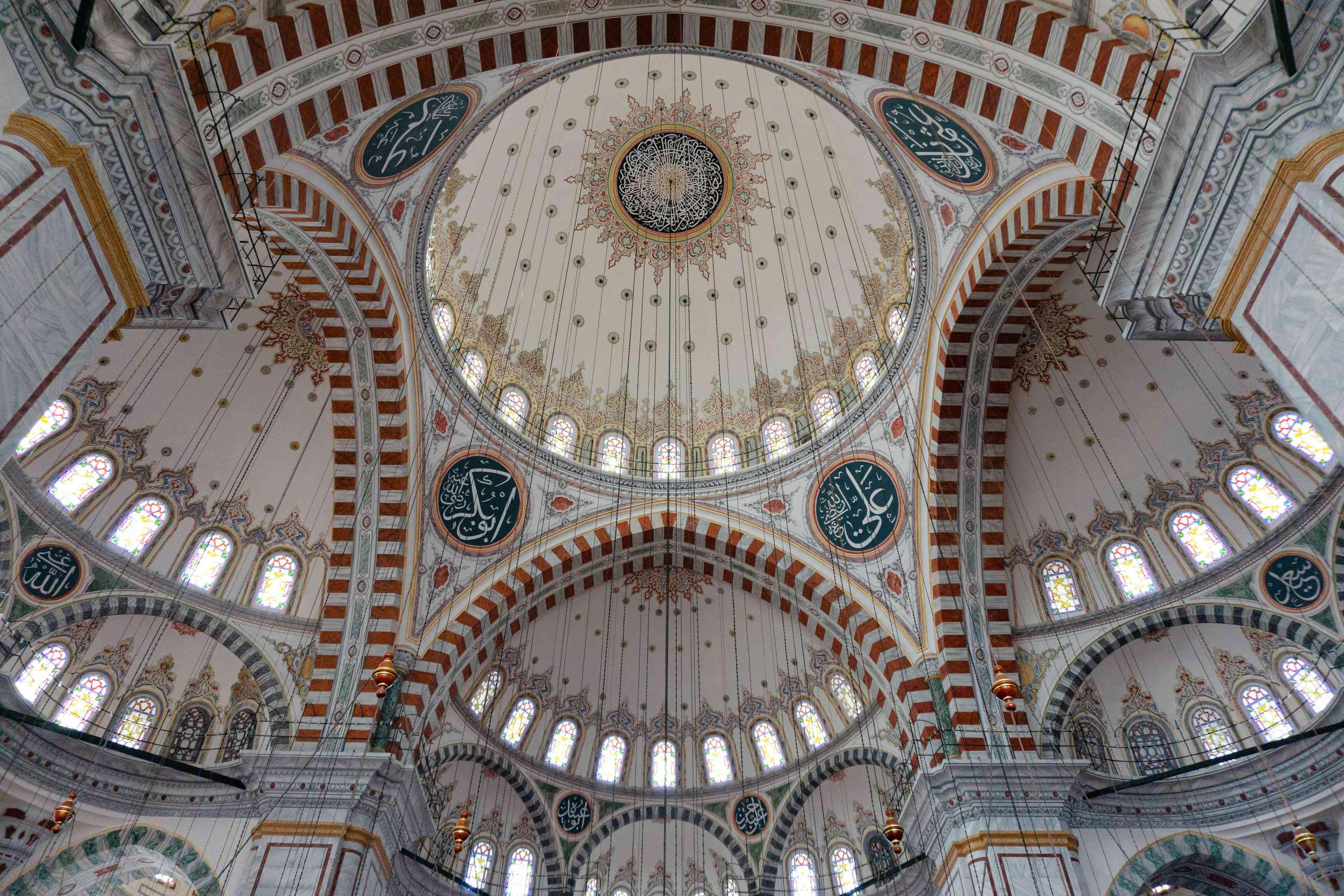 기도실 내부 중앙 샹들리에와 돔 천장