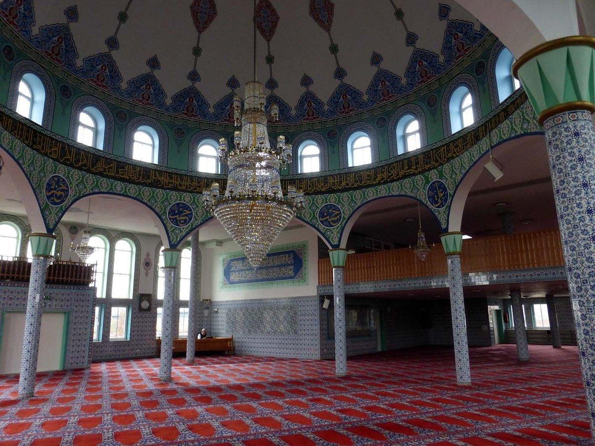 모스크 외관 전경 (미나렛과 돔 포함)