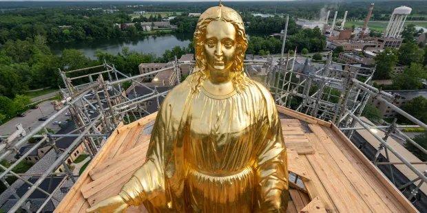 황금알(Goldenes Ei) 조형물 앞