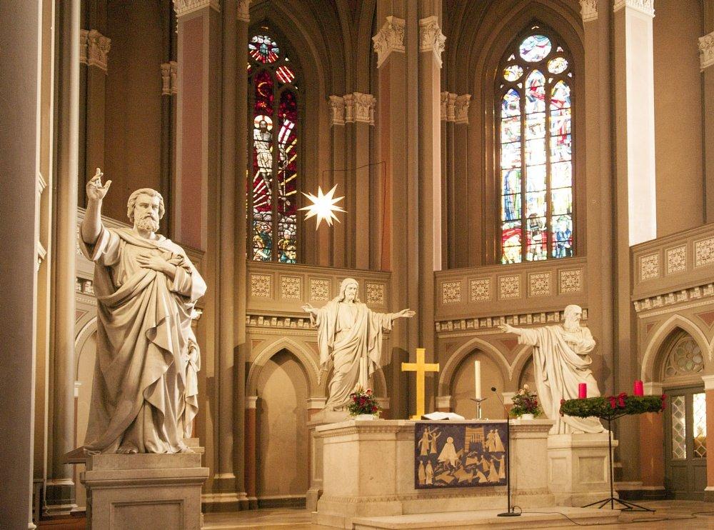 교회 내부 중앙 제단과 스테인드글라스