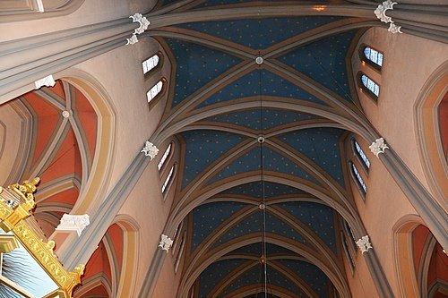 별이 빛나는 하늘을 그린 교회 천장