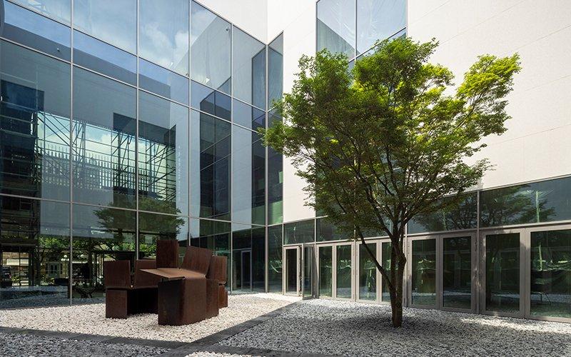 내부 안뜰 (조각 및 일본 단풍나무)