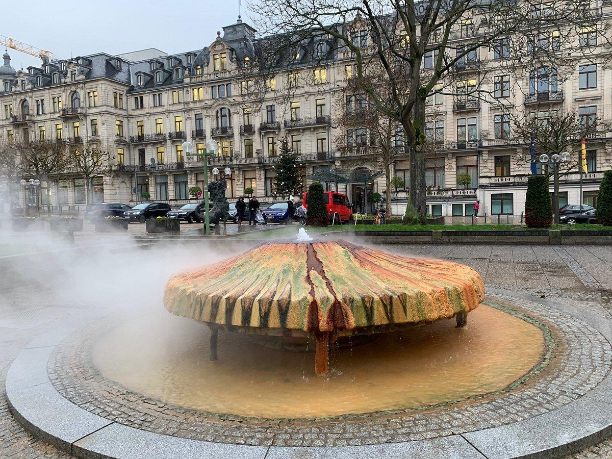 김이 피어오르는 온천 분수