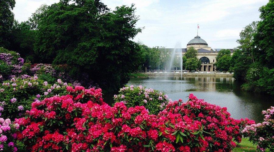 쿠어하우스를 배경으로 한 호수와 분수