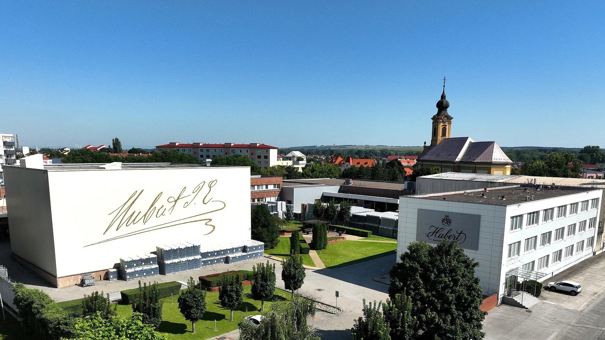 본사 건물 외관 및 정원