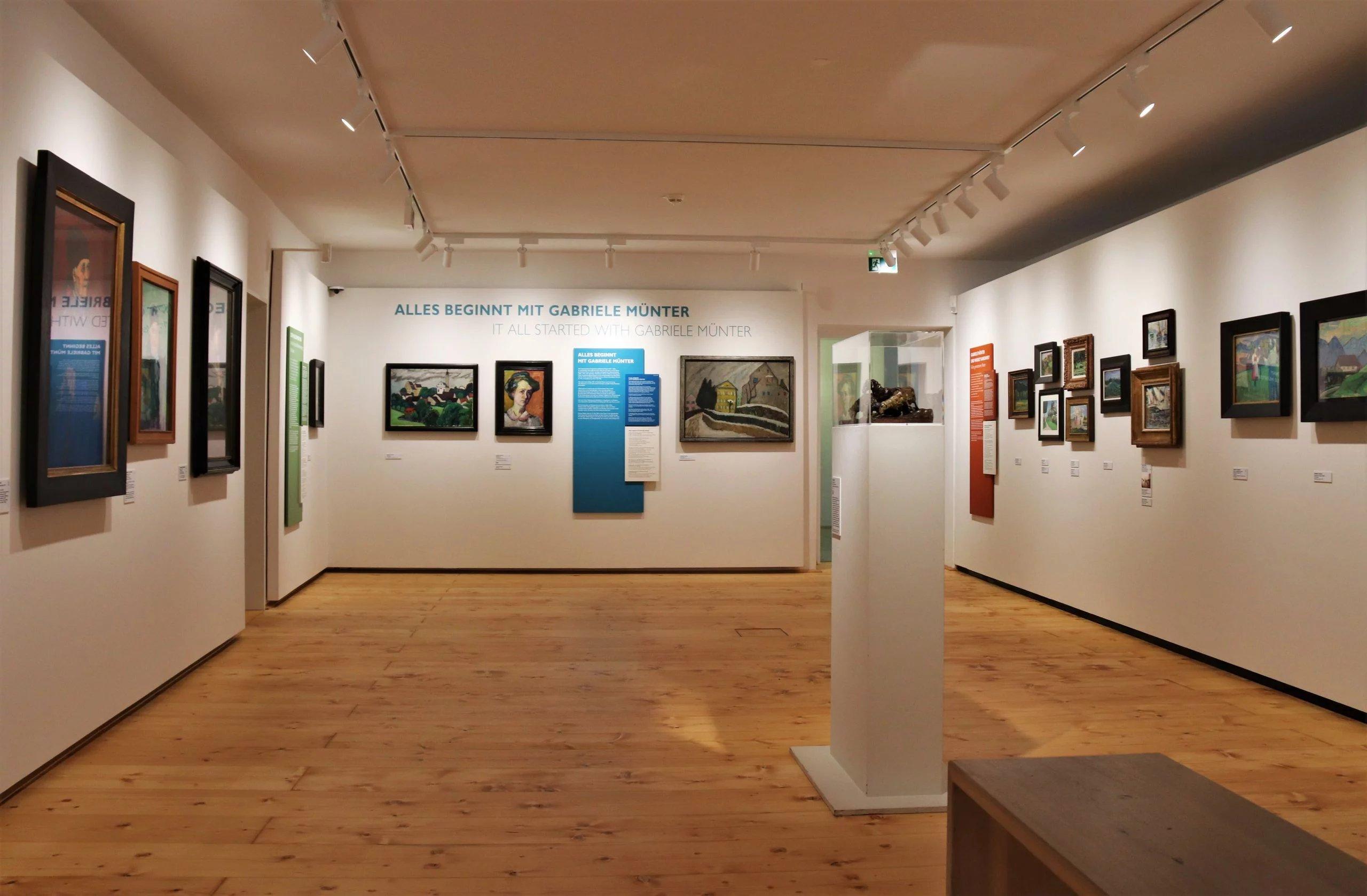 무르나우 또는 마솔레 관련 특별 전시물 앞