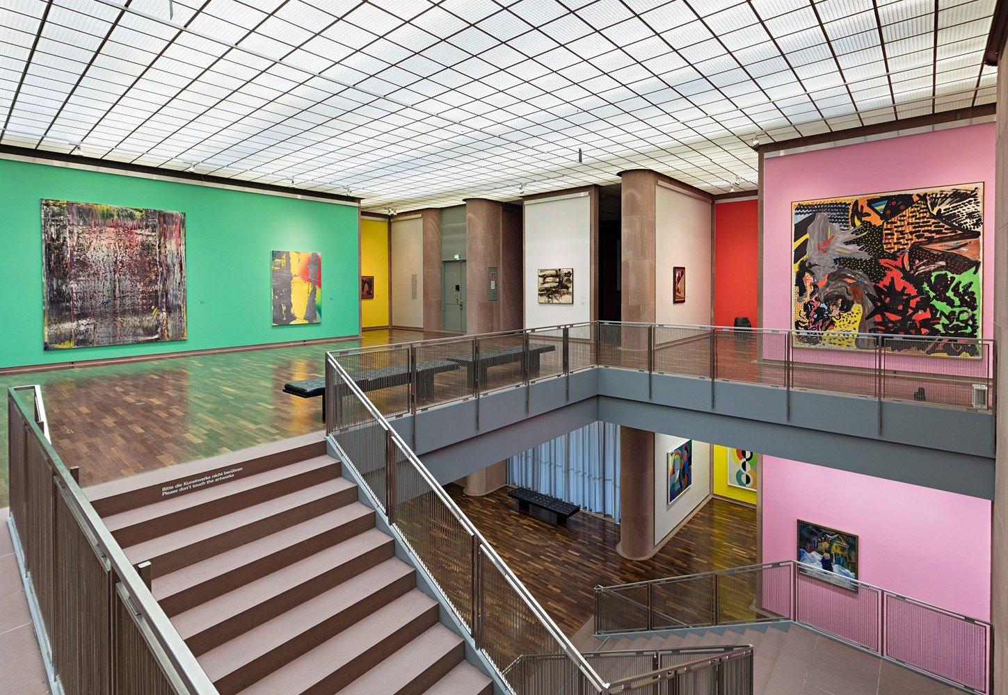 미술관 내부 계단 및 창가