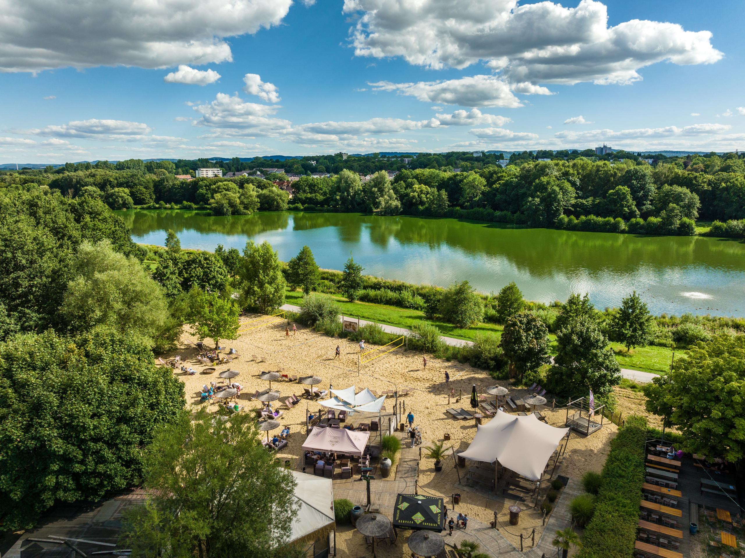 제크루크(Seekrug) 레스토랑과 호숫가