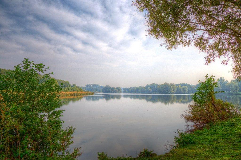 호수 산책로에서의 계절별 풍경