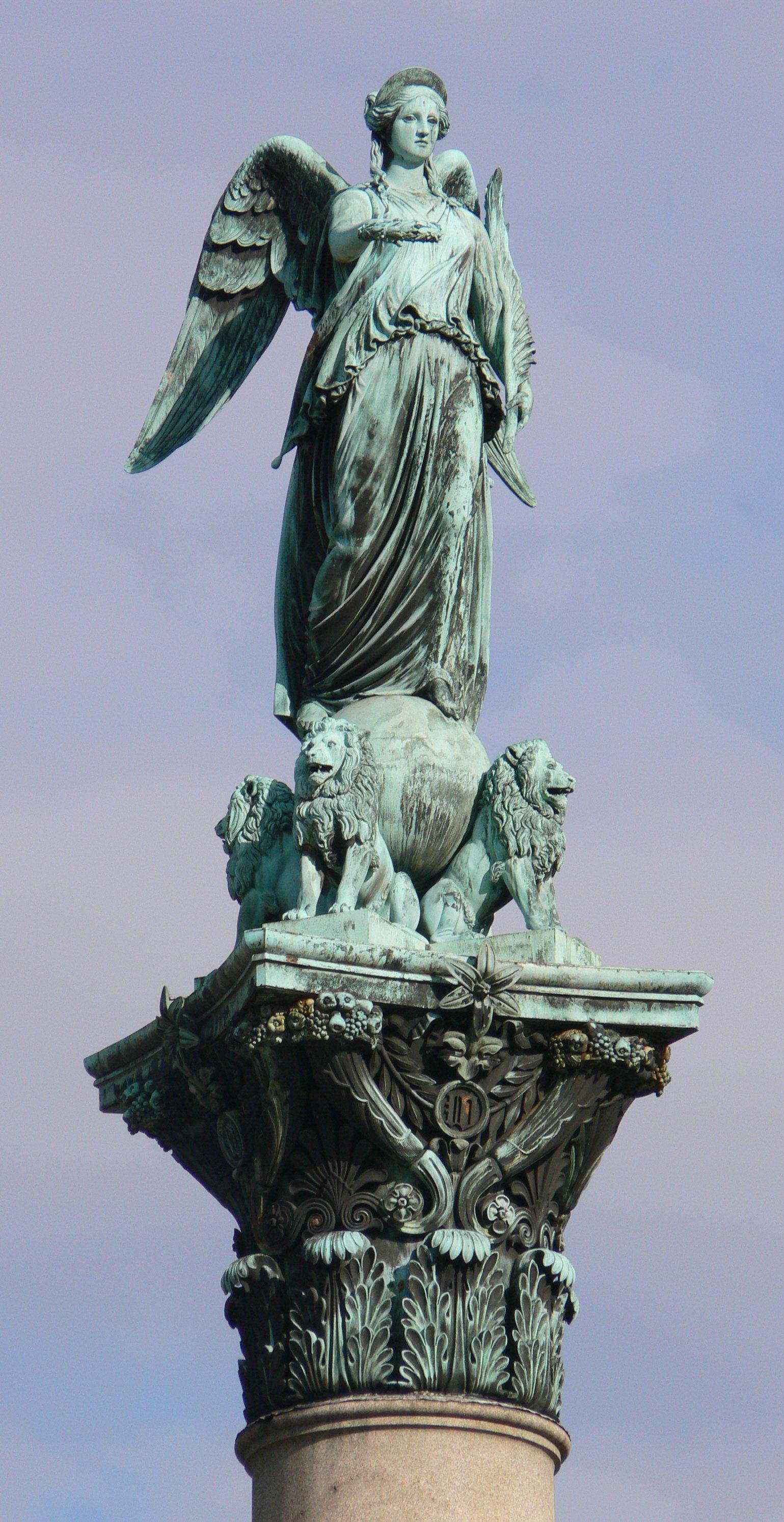 콘코르디아 여신상 또는 기단부 조각상 클로즈업