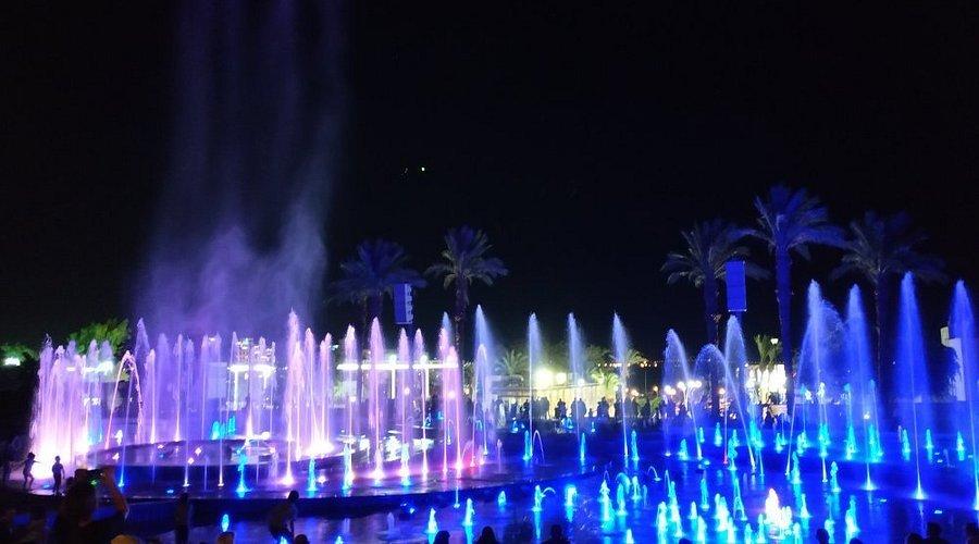 야간 조명 아래 분수