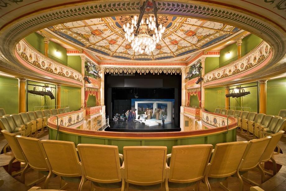 극장 중앙 객석에서 무대를 배경으로