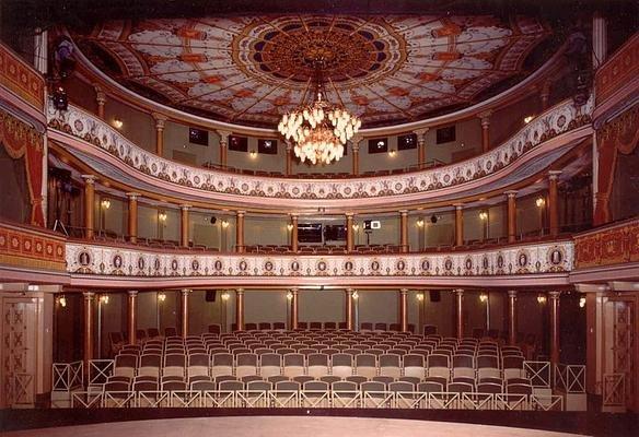 극장 상층 발코니에서 내려다보는 전경