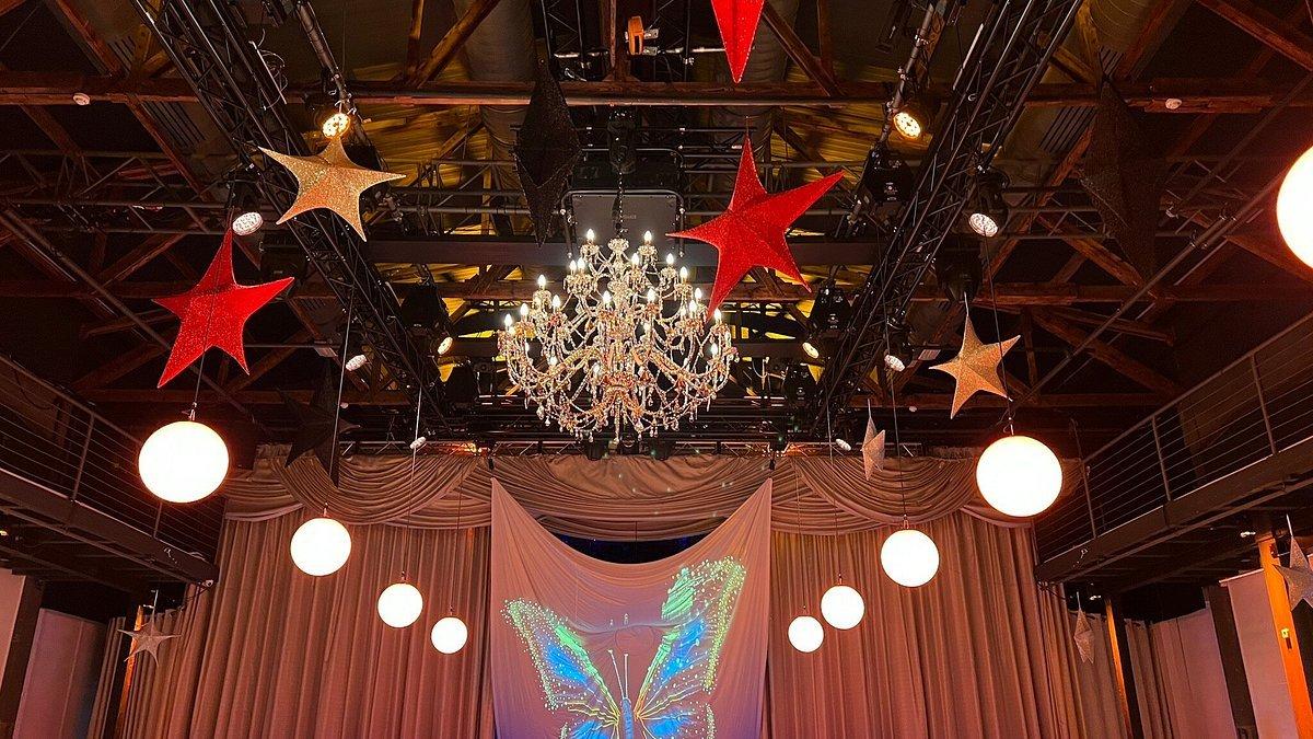 극장 로비의 샹들리에와 고풍스러운 계단