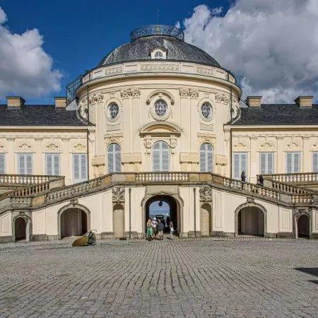 궁전 측면 회랑과 솔리투데 대로 축