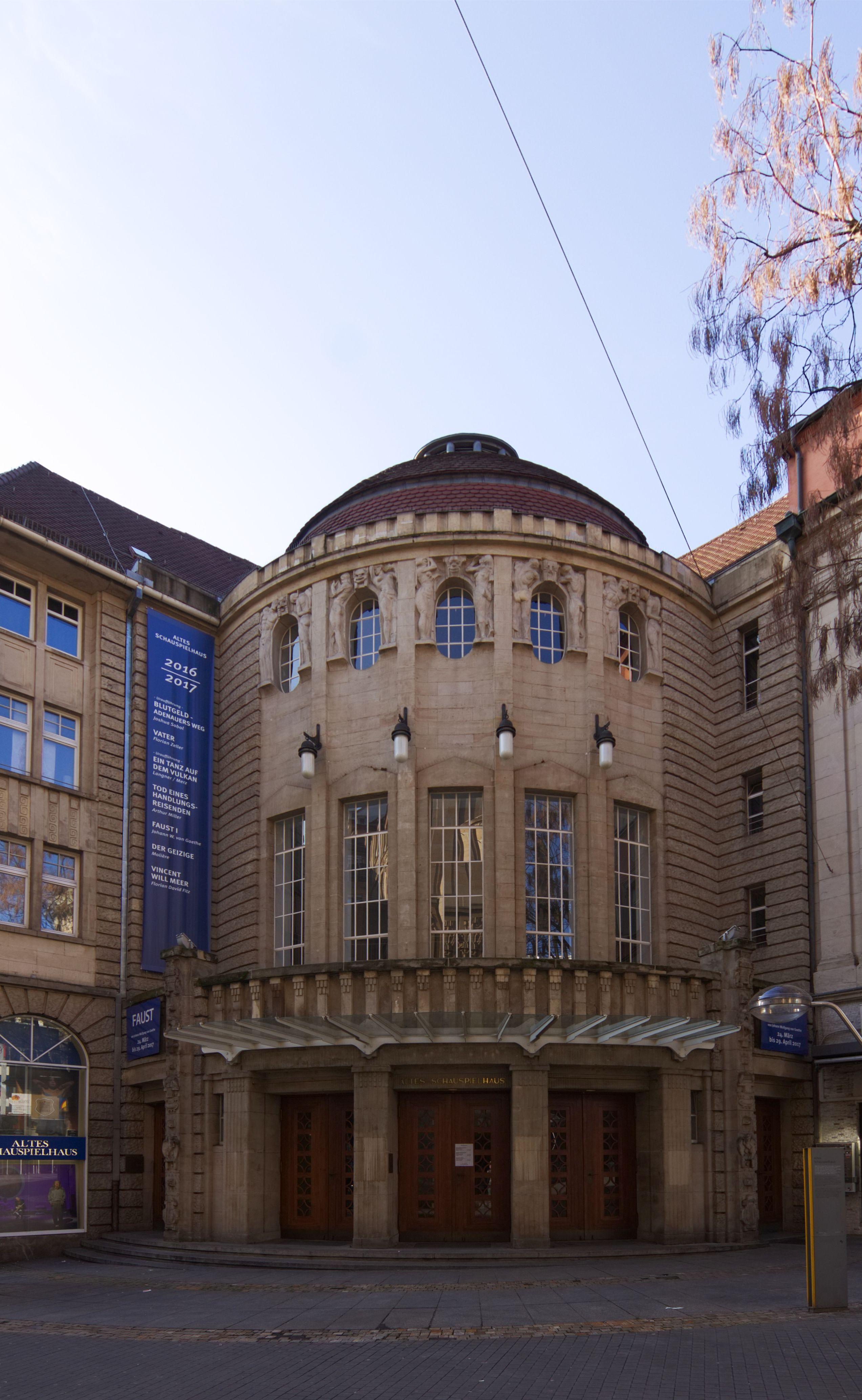 극장 정면 파사드