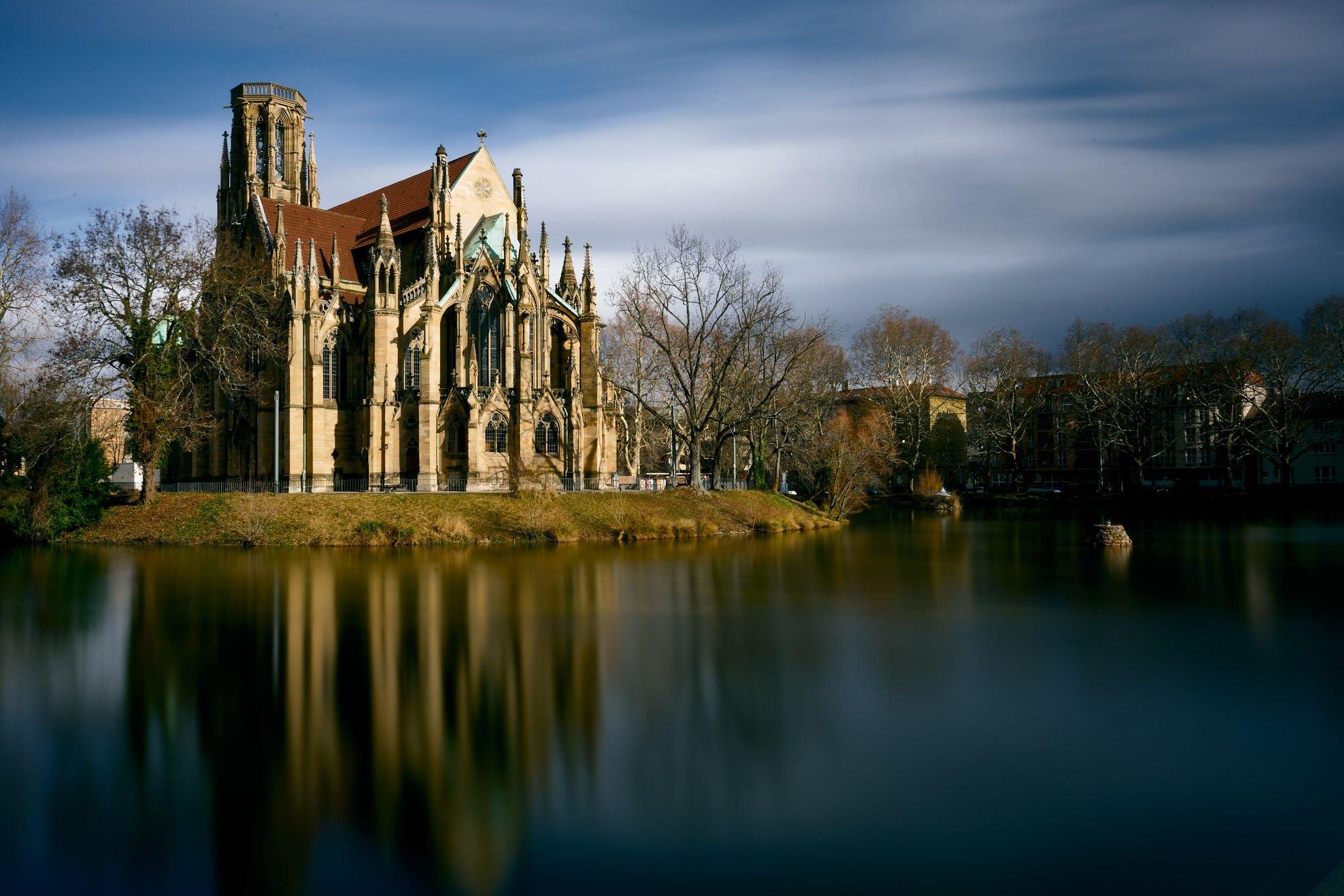 교회 주변 산책로 및 벤치