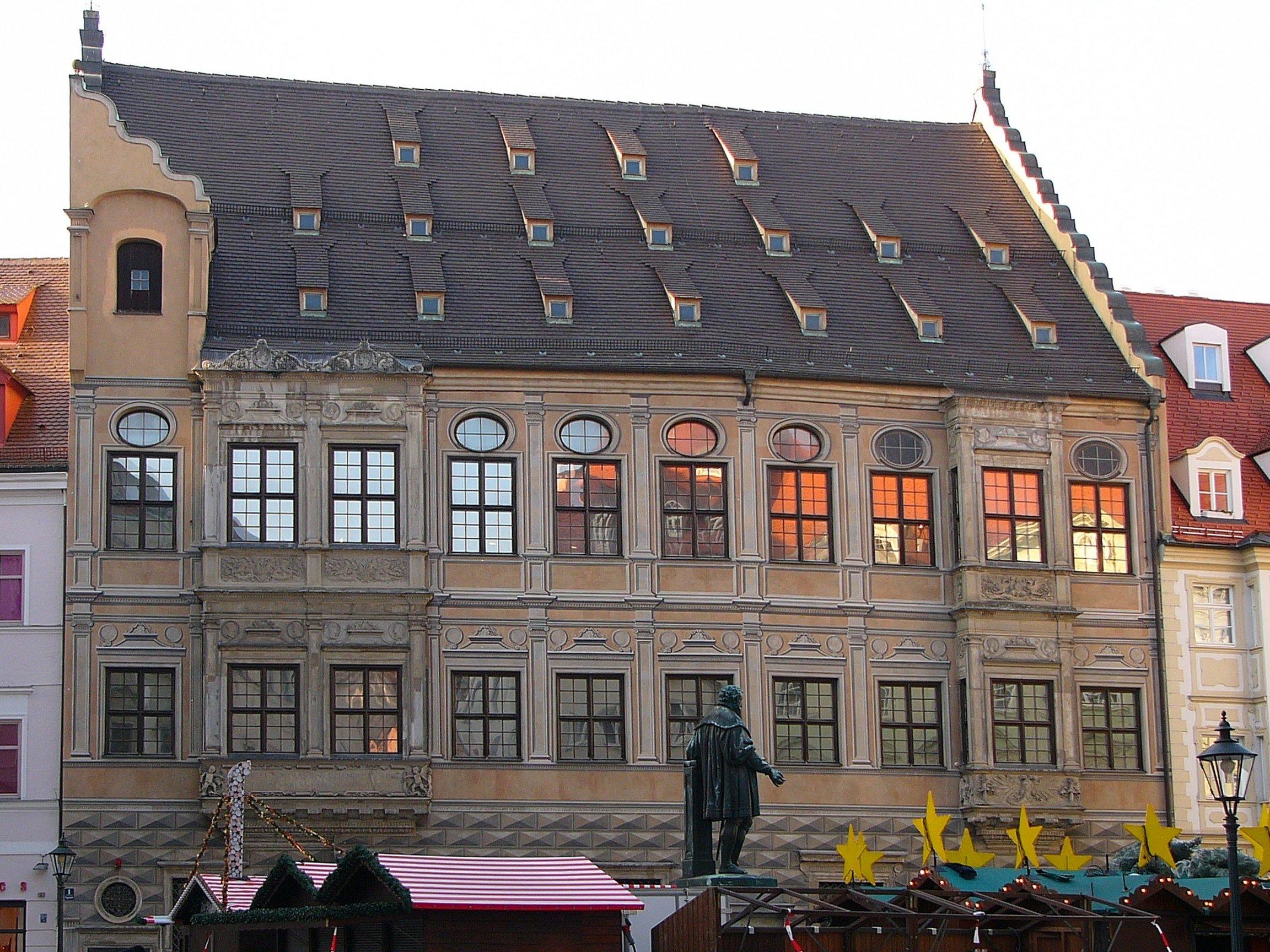 역사적인 건물 외관 및 내부 건축미