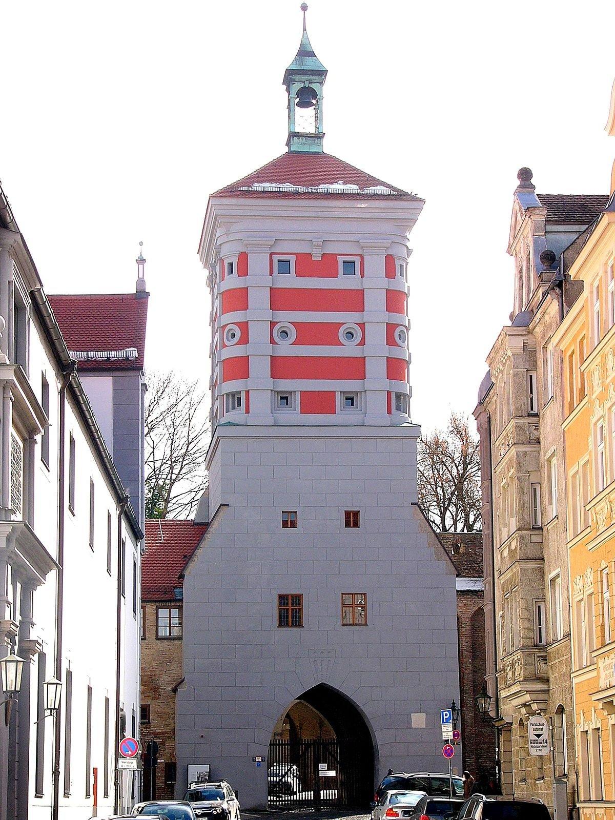 문 아래 통로에서 바라보는 풍경