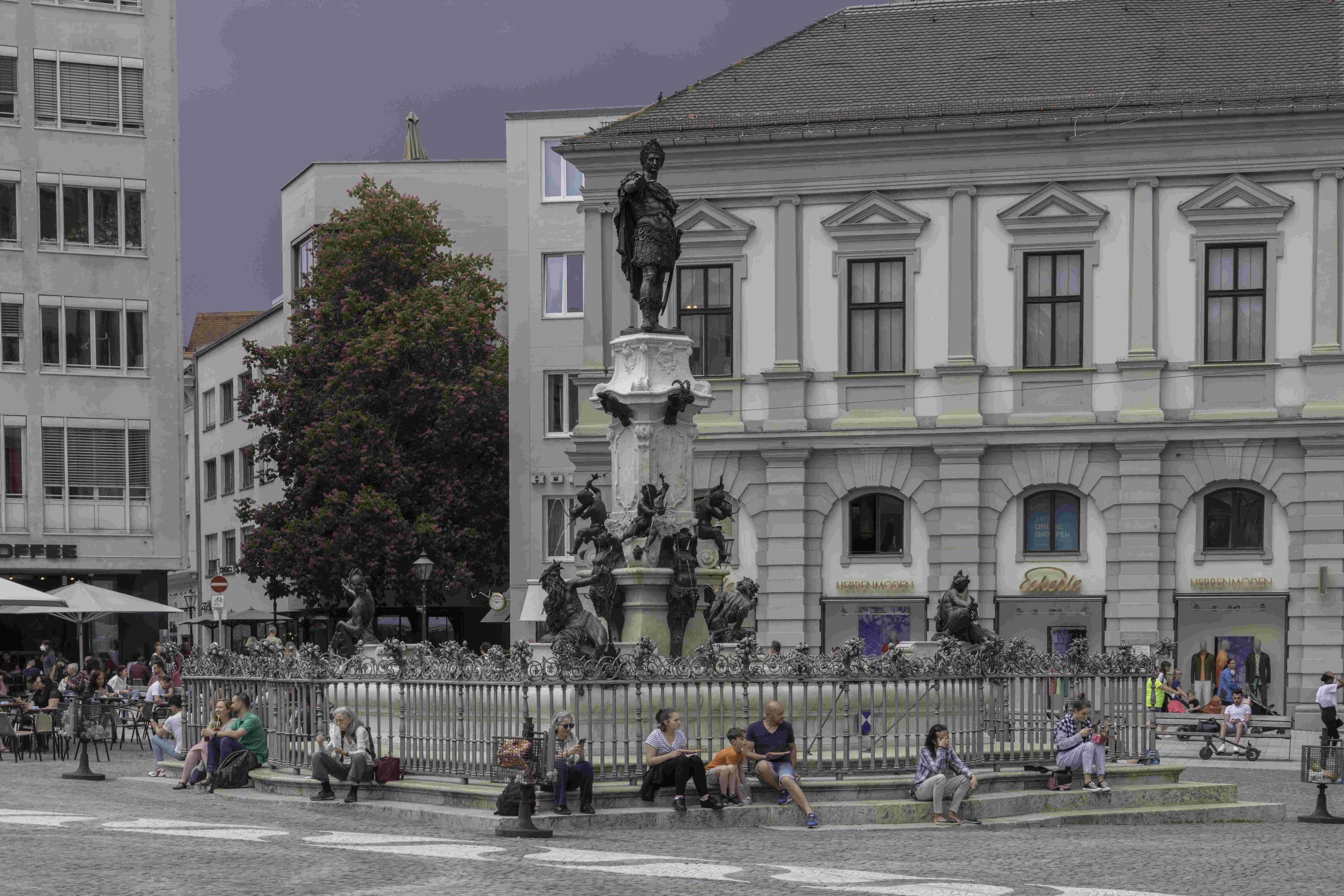 분수 정면 (황제상 및 시청 배경)