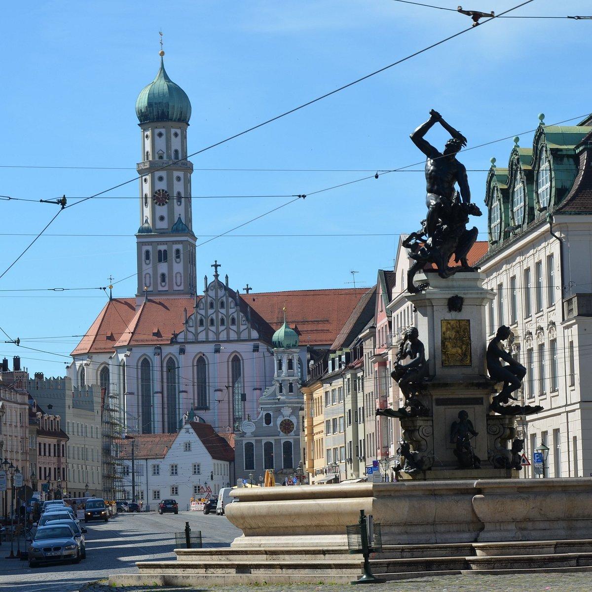 분수 정면 (성 울리히 교회 또는 대성당 방향)