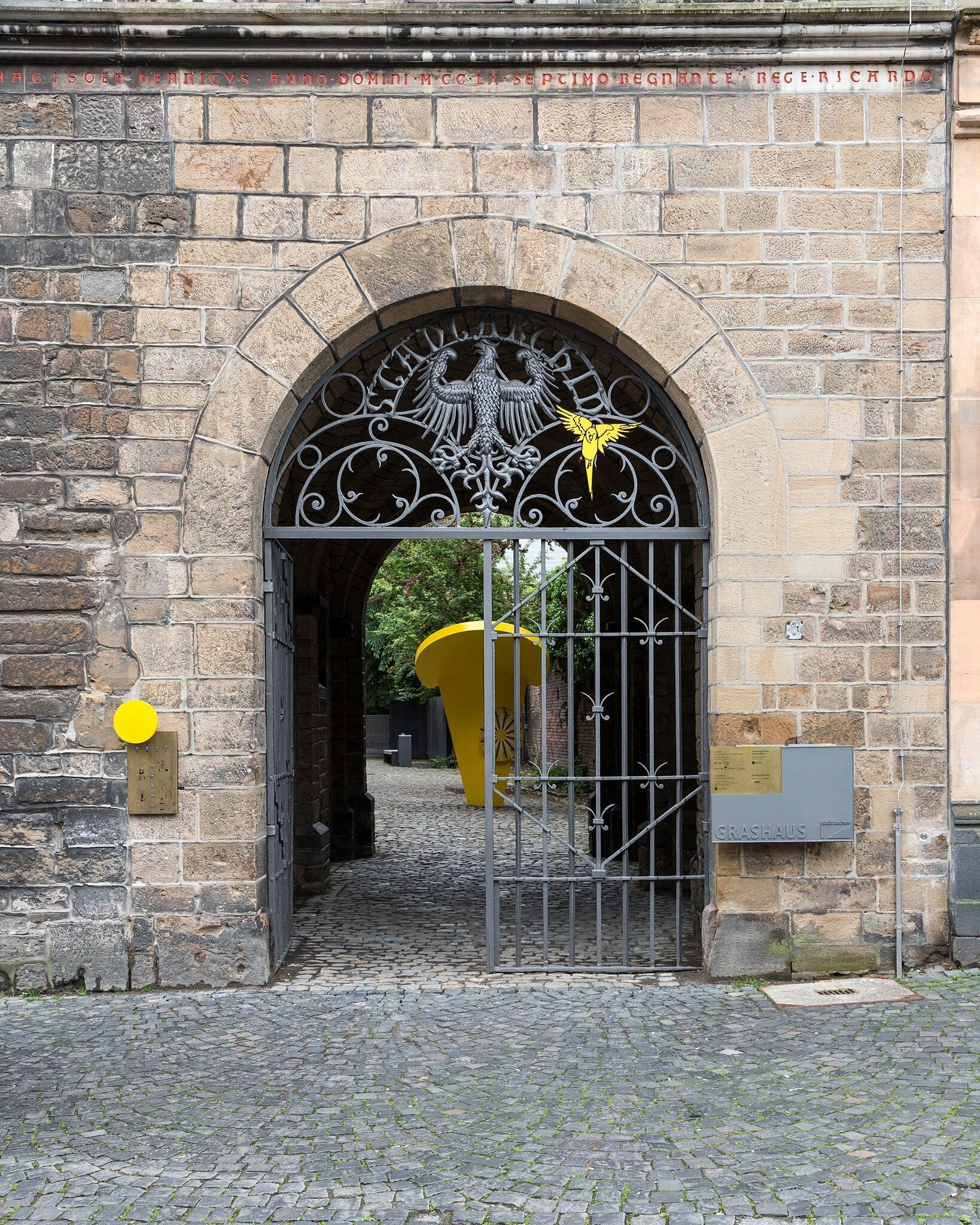 건물 외벽의 역사적 명문 근처