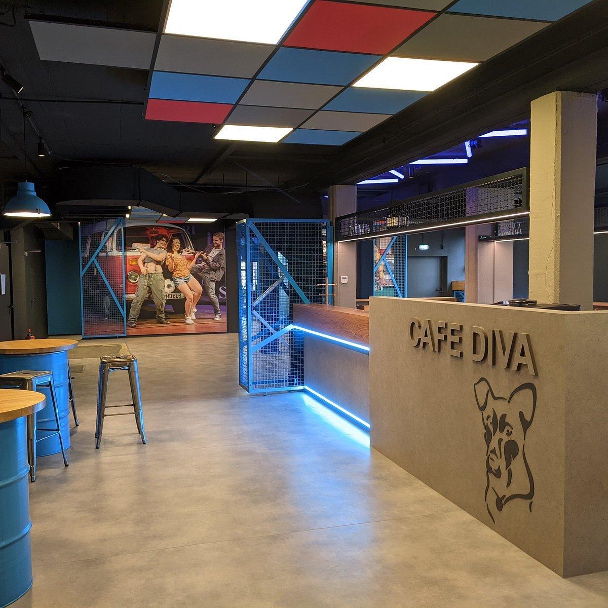 극장 로비 및 외관