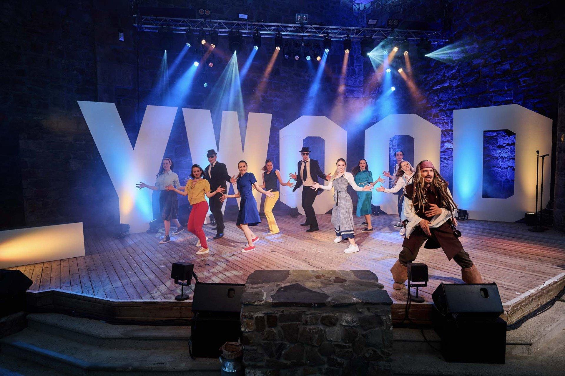 공연 무대 (공연 전후, 허용 시)